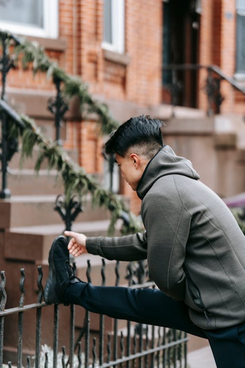 Hombre Con Sudadera Con Capucha Gris Y Pantalón Negro De Pie En La