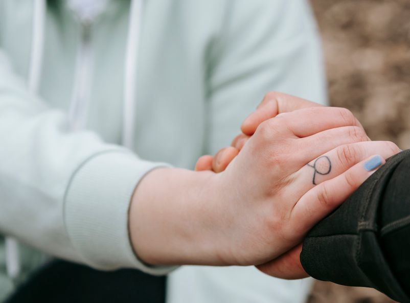 Online dating: starting a conversation on a niche platform