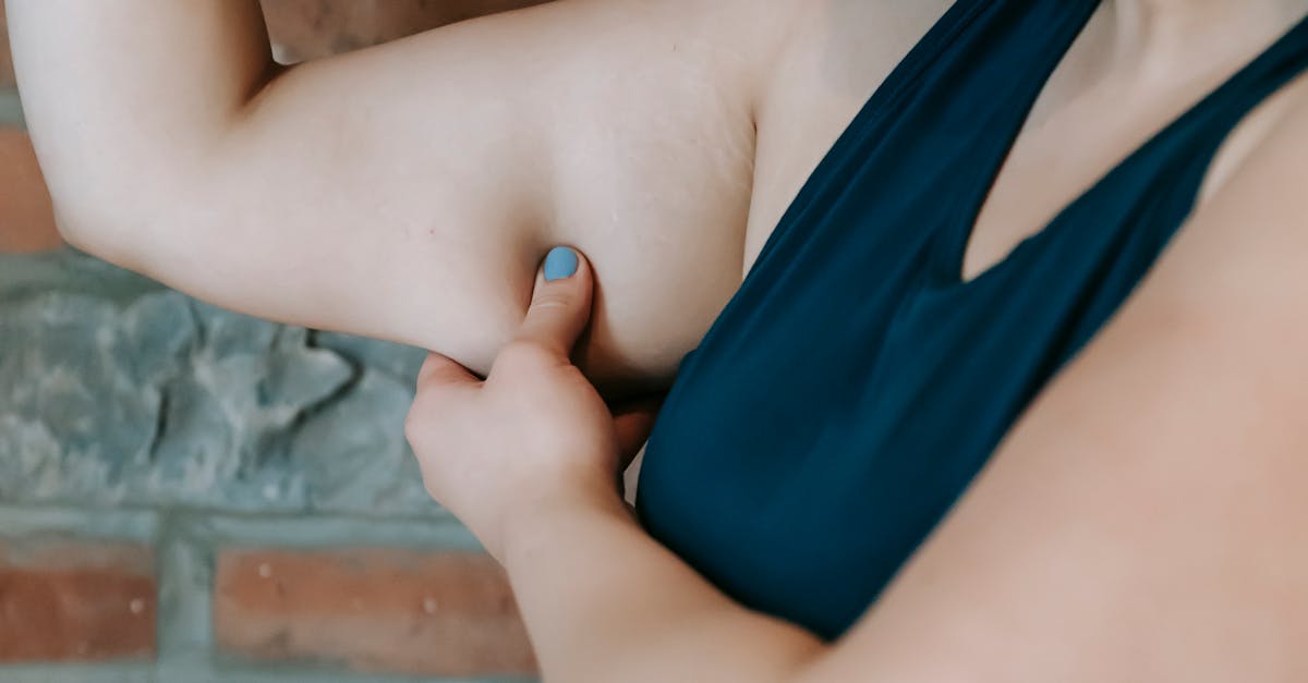 What does dull pain in left arm mean