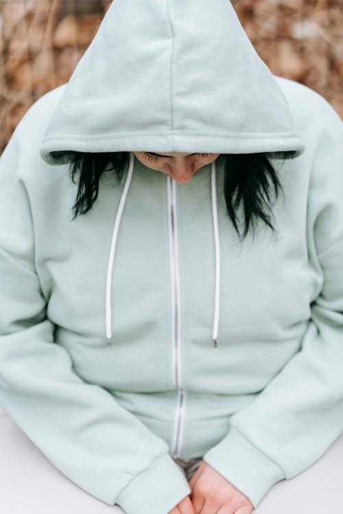 Người Phụ Nữ Buồn Mặc áo Hoodie Ngồi Trên Ghế đá Công Viên