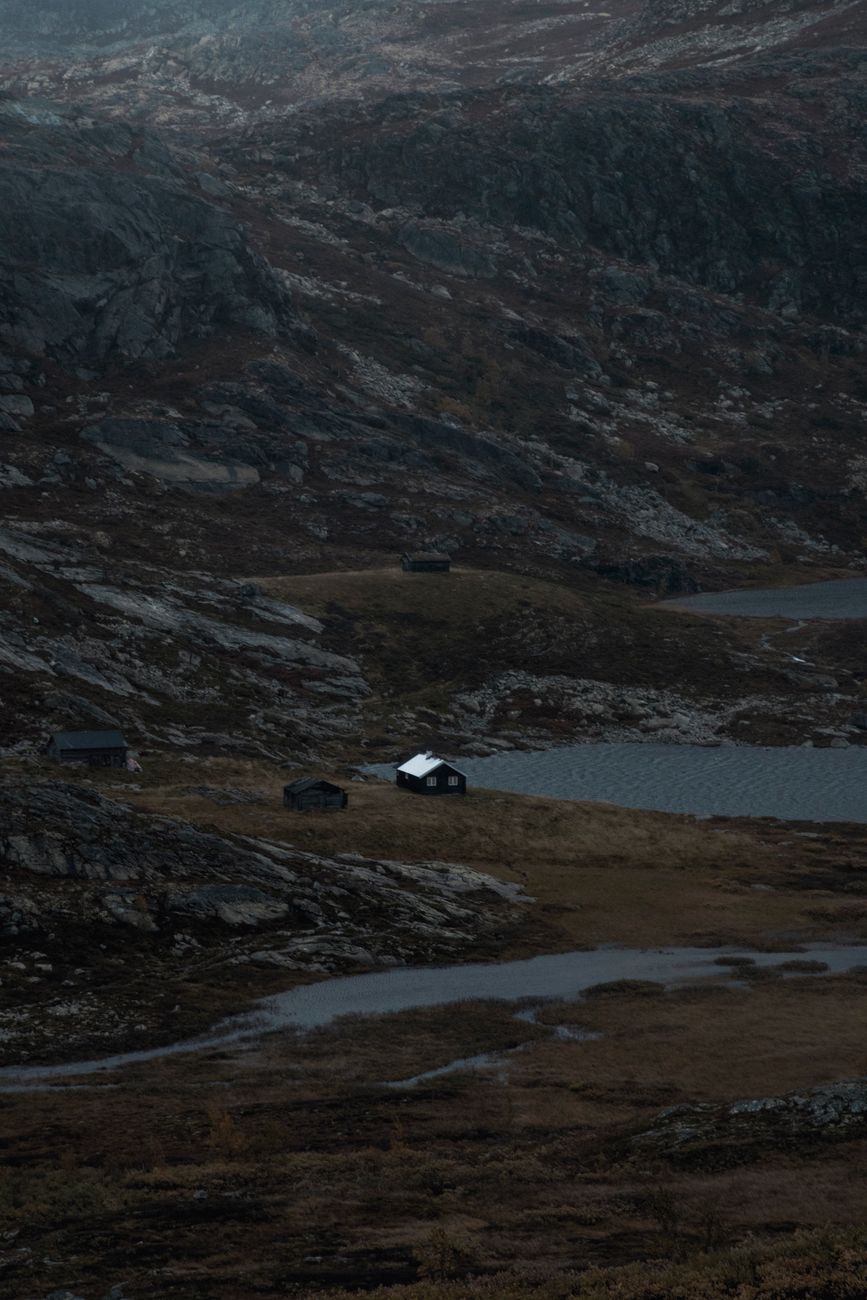 Rustikk hytte i norsk fjelllandskap om høsten
