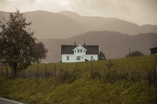 arazi, dağ, ev içeren Ücretsiz stok fotoğraf