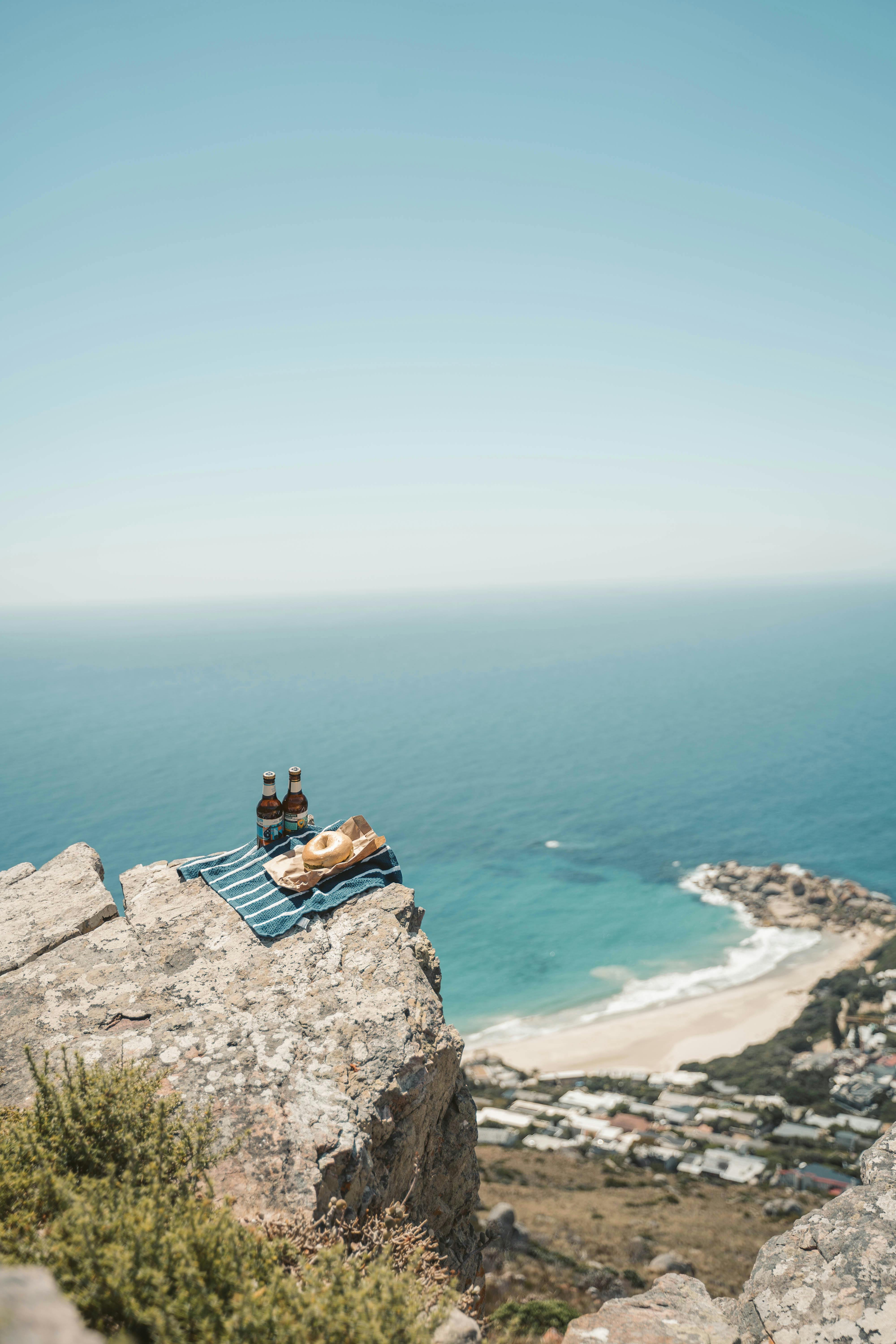 在开普敦附近俯瞰大海的悬崖上野餐，喝饮料