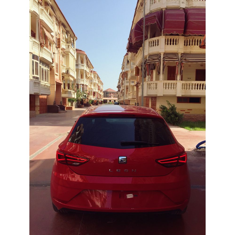 SEAT León rojo aparcado en una calle; fotografía ilustrativa