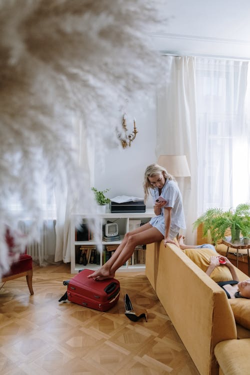 Foto profissional grátis de amigos, bagagem, em casa