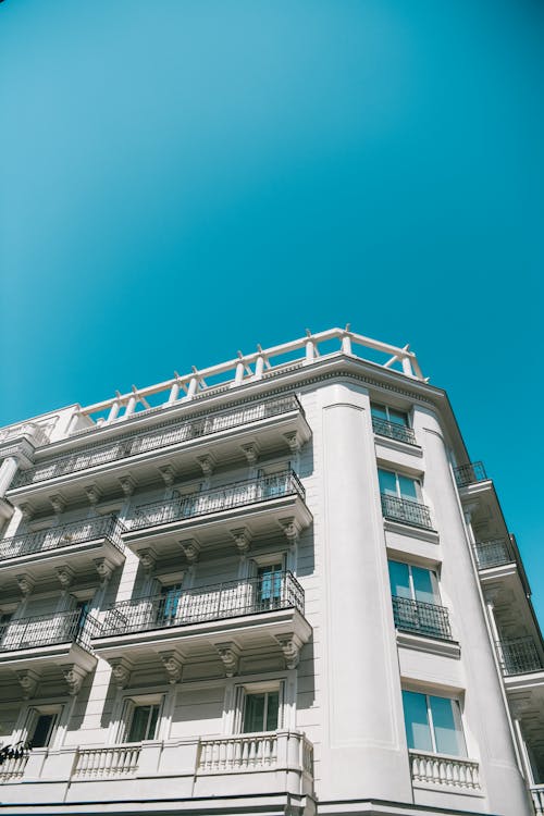 Foto stok gratis balkon, bangunan apartemen, langit biru