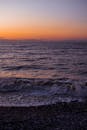 日落时平静的海浪，海洋上的橙色天空，非常适合宁静的环境