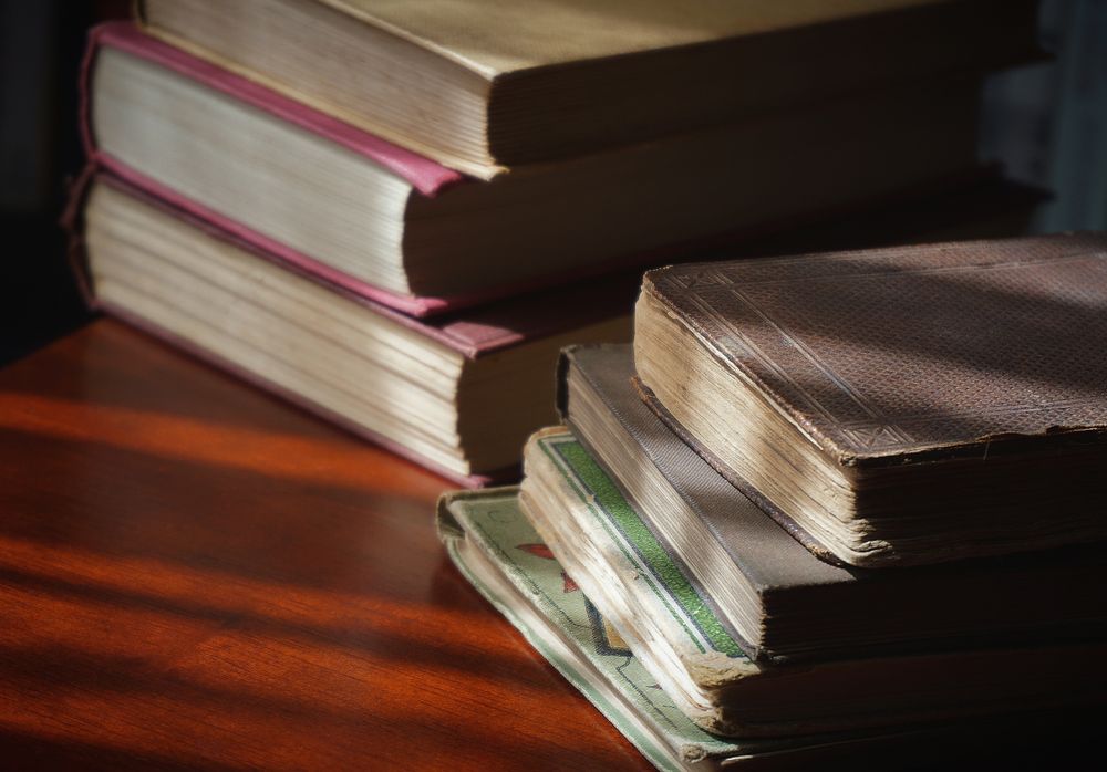 Stapel oude boeken op een houten tafel