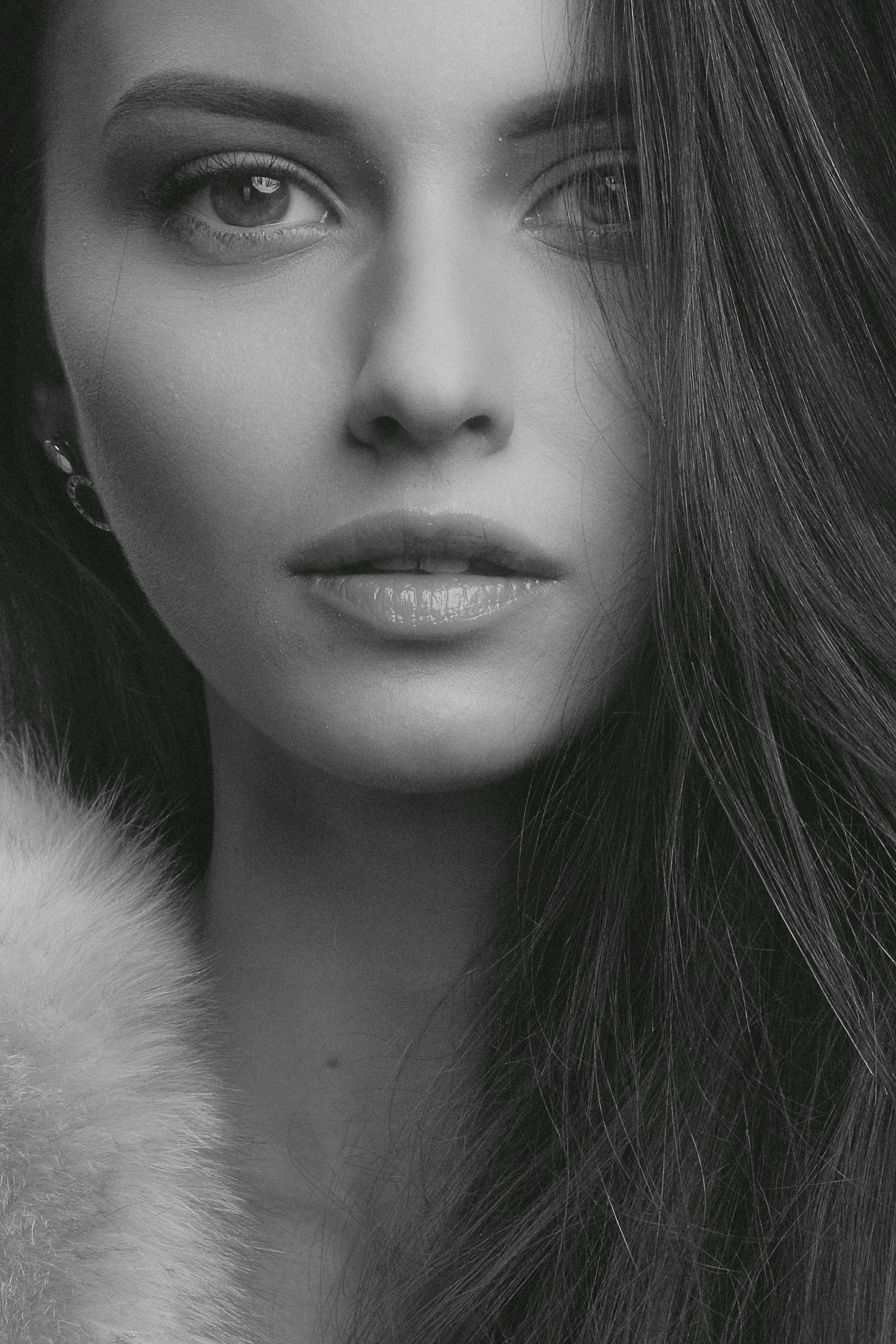 A captivating monochrome portrait of a woman showcasing beauty and elegance.