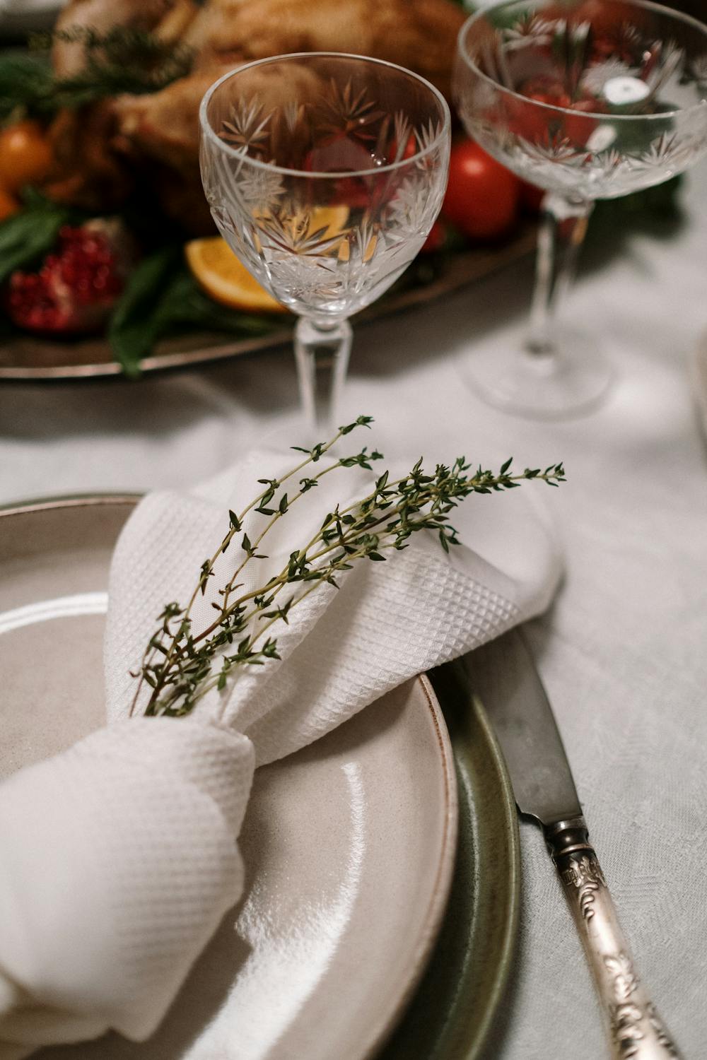Charming Place Settings with Holiday Touches Charming Place Settings with Holiday Touches