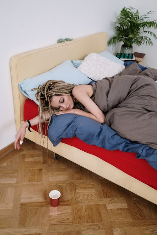 Kostenloses Stock Foto zu bett, dreadlocks, liegen