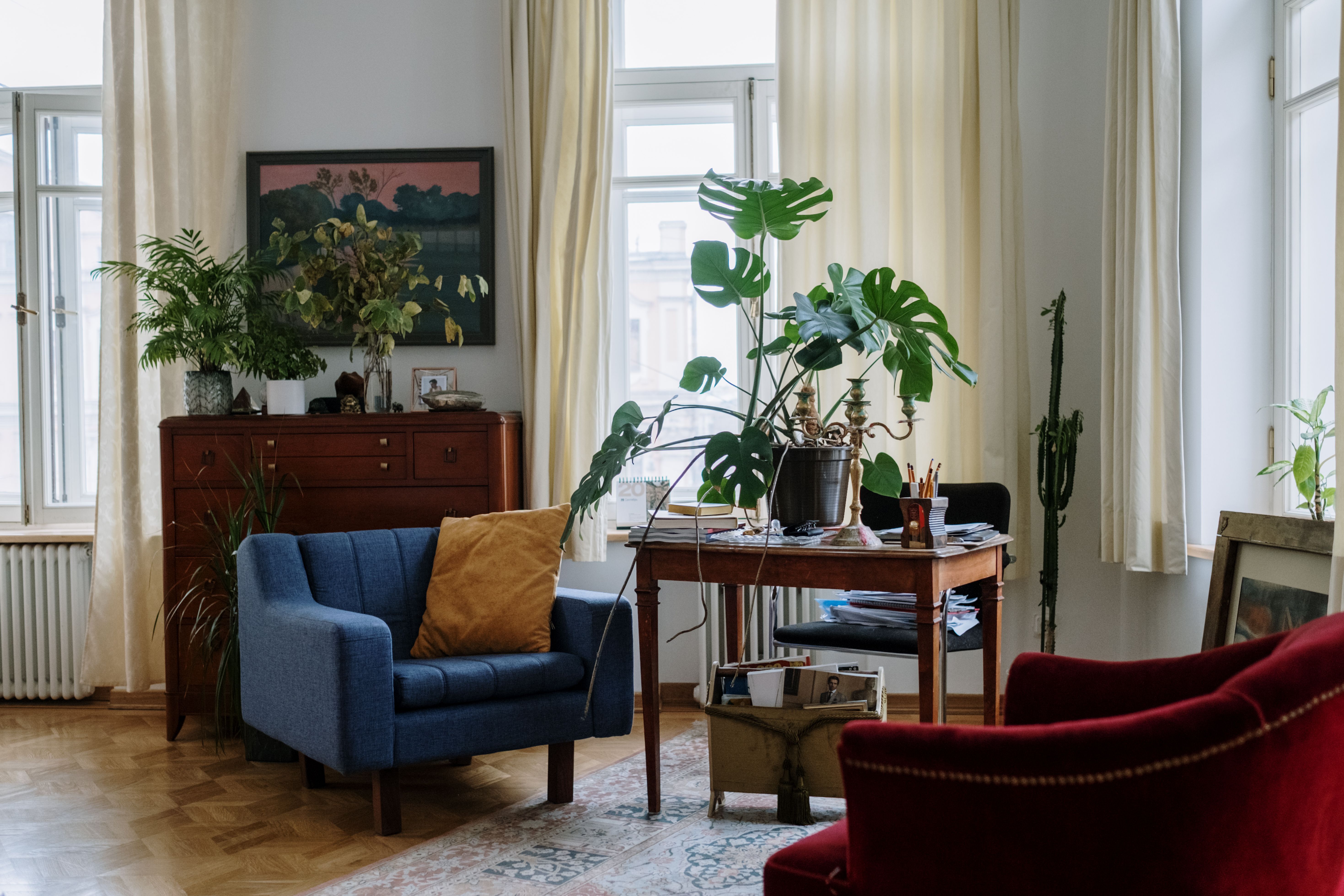 Retro fauteuils in eigentijds interieurontwerp.