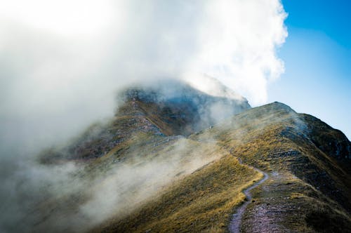 風景写真の雲に覆われた山の頂上