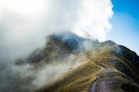 在意大利蒙特莫纳科，探索宁静的雾蒙蒙山地景观，蜿蜒曲折，景色优美