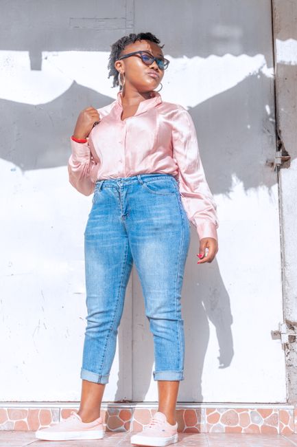 blusa di raso rosa e mom jeans, le sneakers si sono abbinate per caso, ma oggi è davvero il mio abbinamento preferito 💗
#lookdelgiorno #stiledelgiorno #pink #blouse #jeans