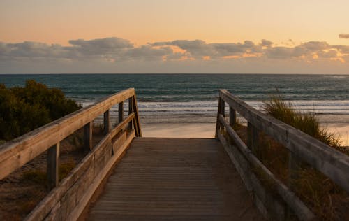 Foto profissional grátis de beira-mar, calçadão, horizonte