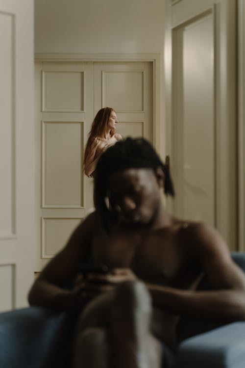 Darmowe zdjęcie z galerii z czarnoskóry, kobieta, korytarz