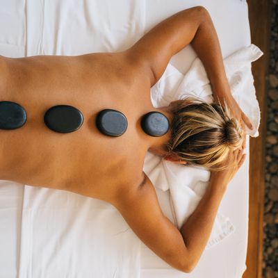 Massaggio Hot Stone con pietre calde