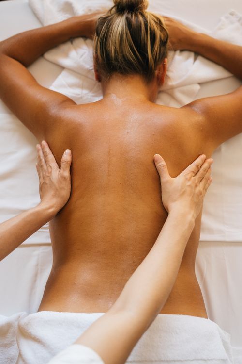 Free A serene back massage session promoting relaxation and wellness in a spa environment. Stock Photo