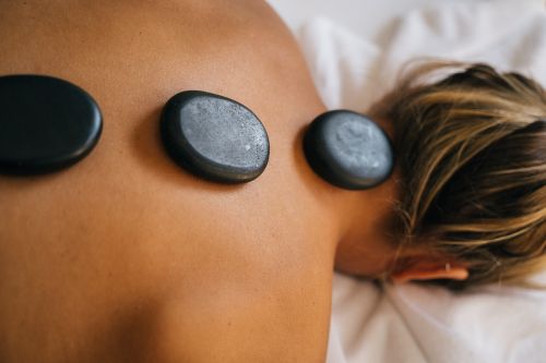 Free Peaceful spa setting with hot stone therapy promoting relaxation and relief. Stock Photo