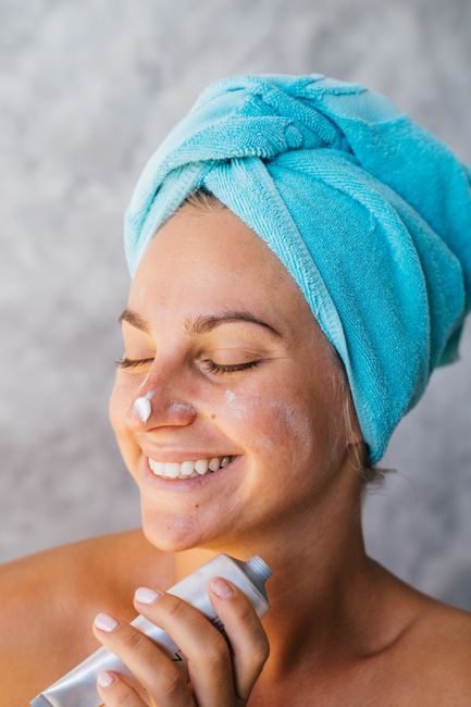 Key Ingredients That Transform Your Facial Moisturizer into an Age-Defying Powerhouse