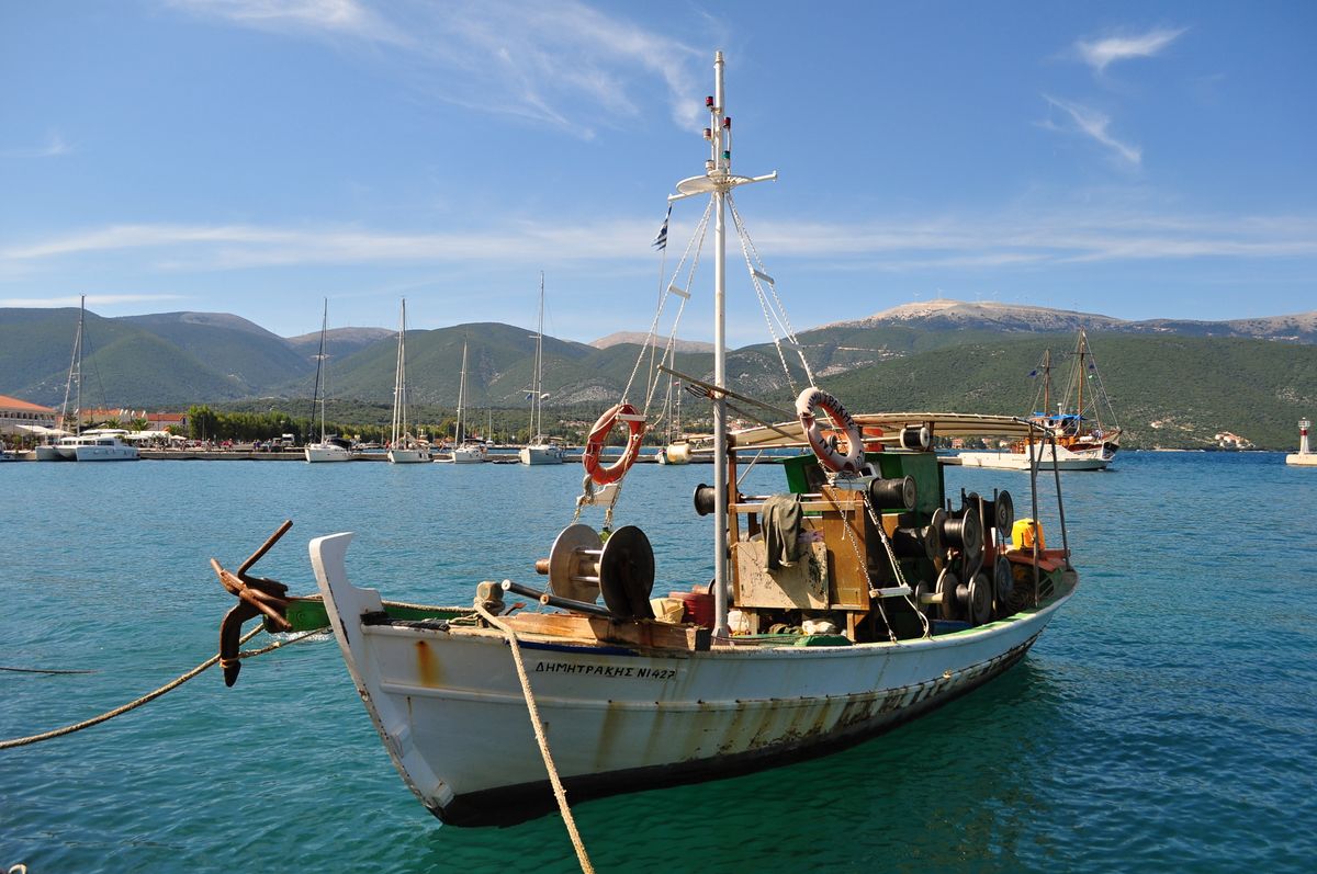 Argostoli Kefalonia - barcă de pescari în port cu munți în fundal