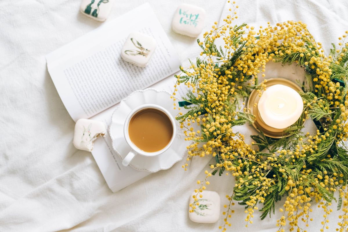 7 DIY-Frühlingskränze die aussehen wie vom Floristen — Hero-Aufnahme — DIY-Frühlingskränze aussehen