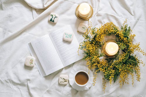 Gratis stockfoto met bed, boek, cafeïne