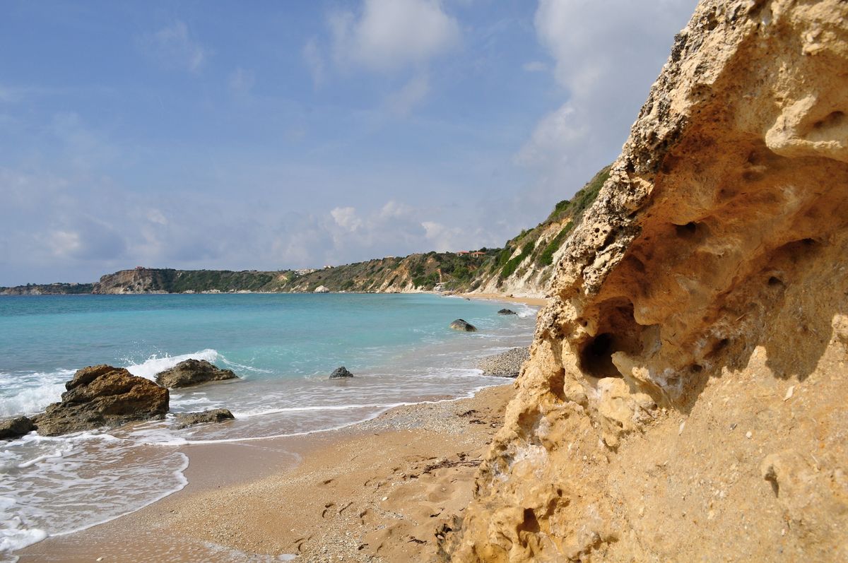 Kefalonia - plaja Avithos cu apă turcoaz și țărm stâncos lângă Lassi