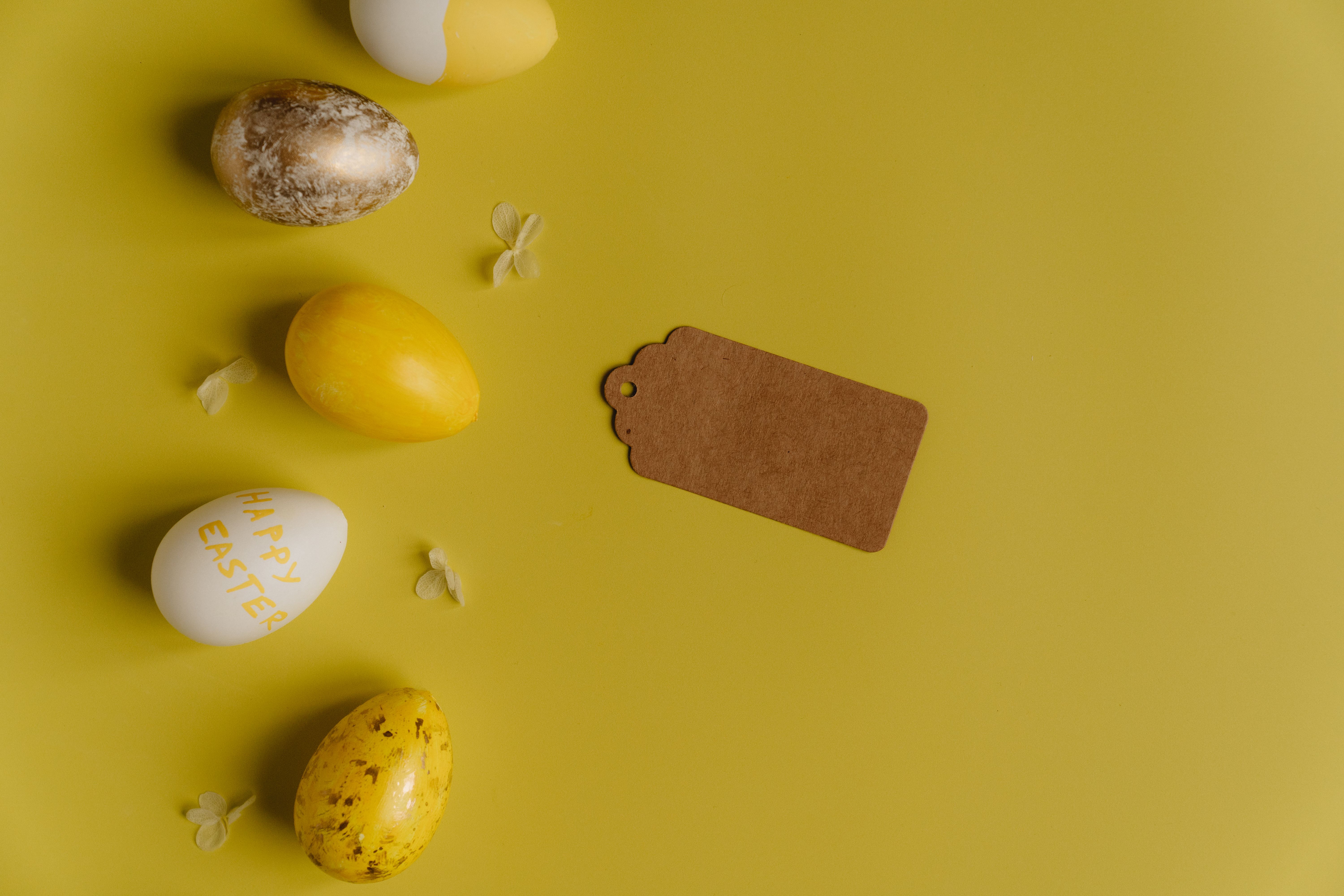 Pastelgele kussens op een lichte bank.