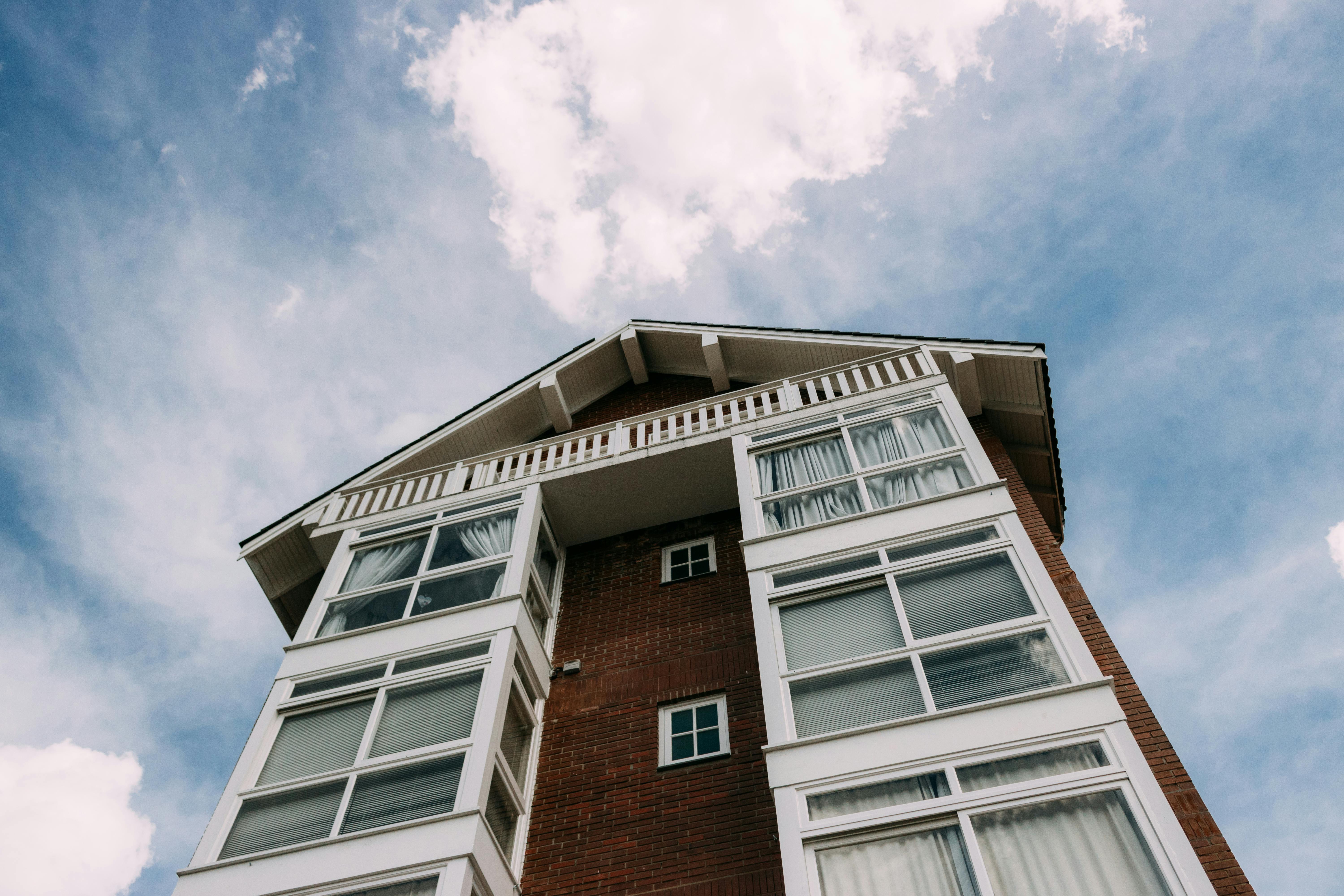Mortgage rates are rising again, but homebuyers are trickling back — Photo by Luiz Fernando Maciel on Pexels
