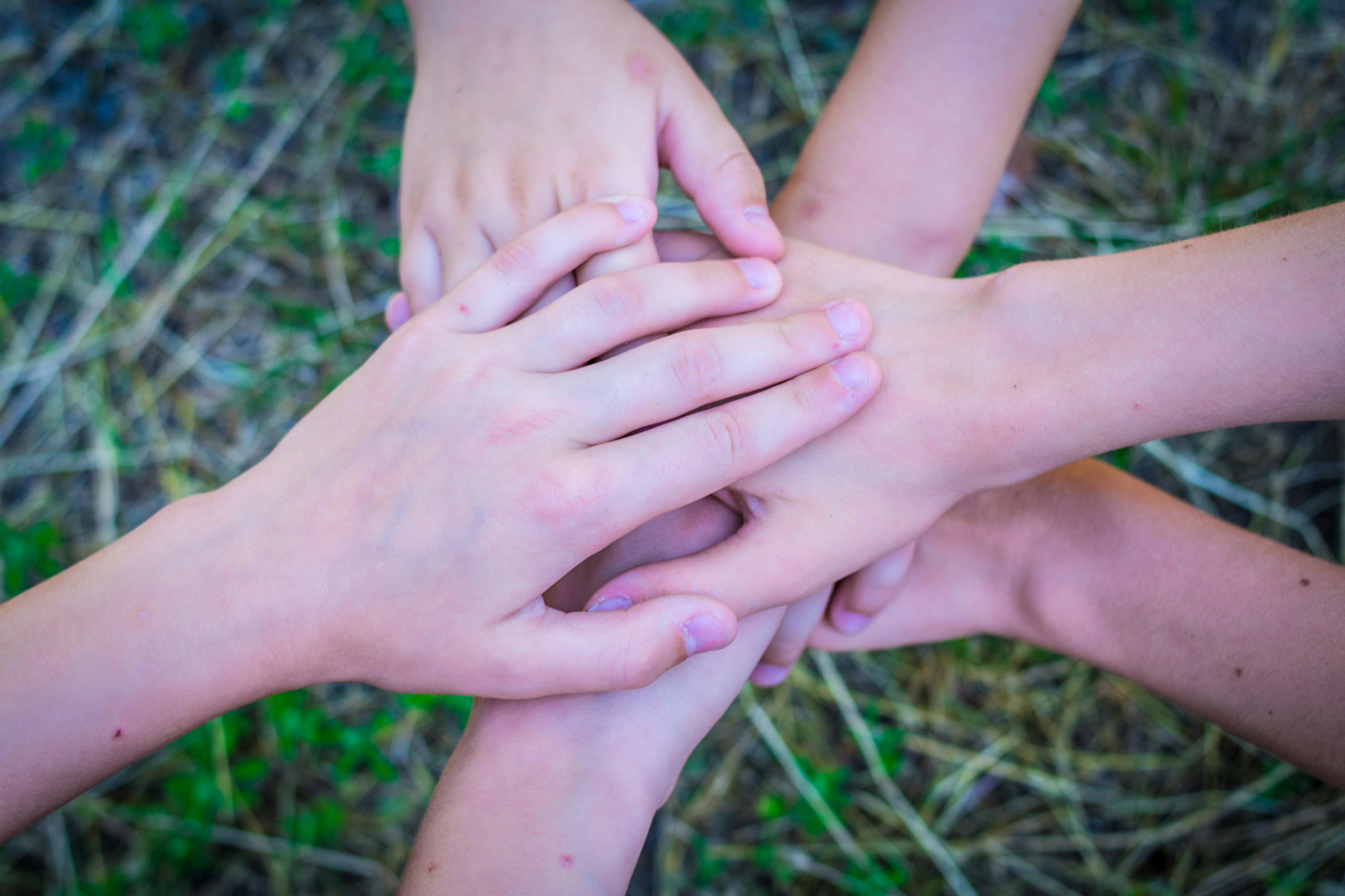 Birlik, beraberlik ve toplumsal dayanışmayı simgeleyen, bir arada duran veya birbirine destek olan insanların elleri.