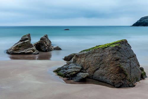 3 Pedregulhos Marrons Na Praia Durante O Dia