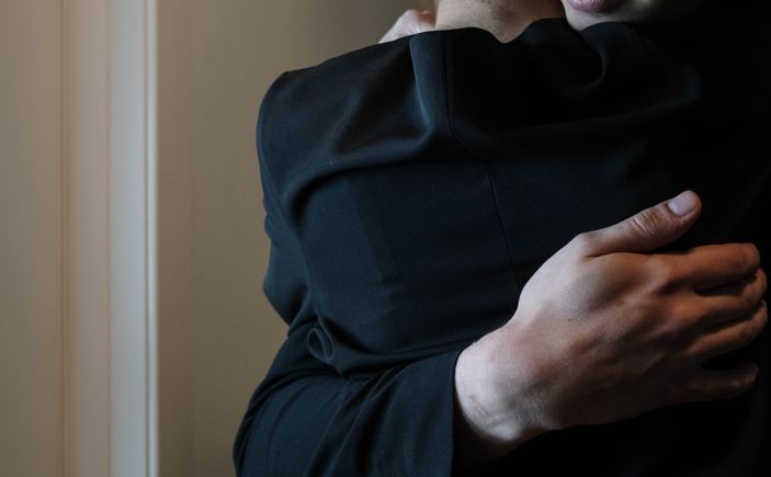 Online dating: starting a conversation on a niche platform