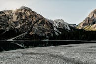 阳光映照下的山脉，环绕着宁静的湖泊，景色令人惊叹