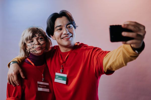 Junger Mann in rotem Shirt macht ein Selfie