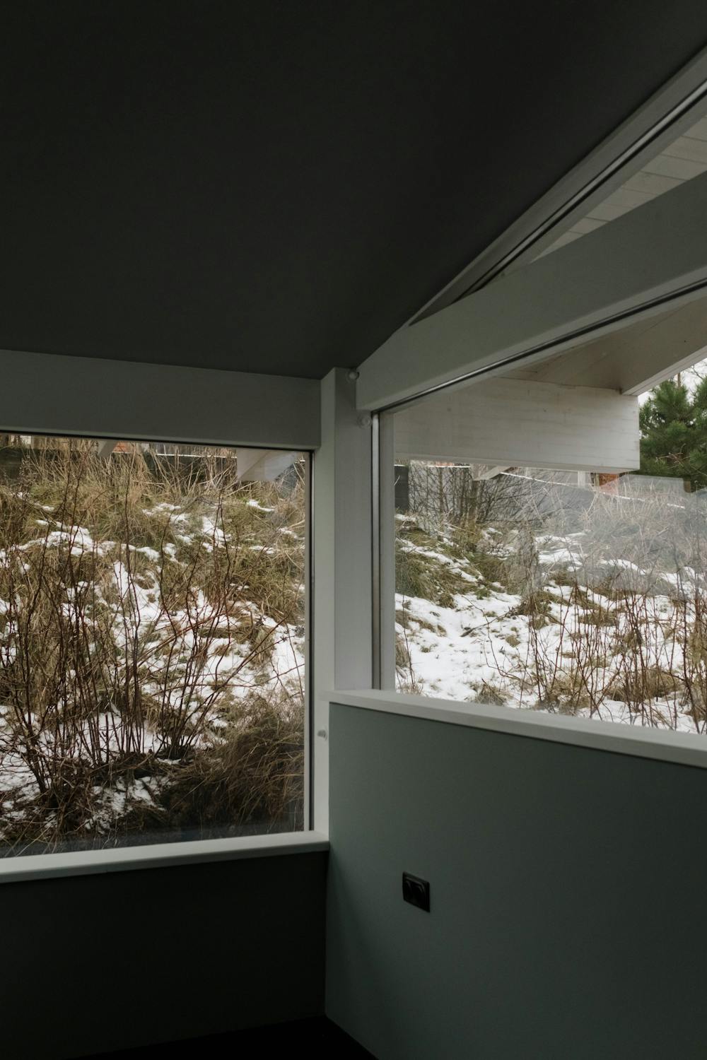 Technicien De Pascalis installant de l'isolation thermique dans les combles d'une maison