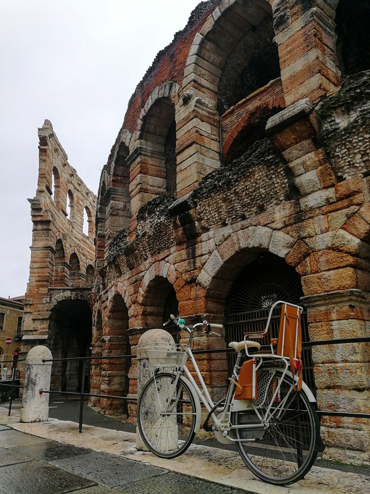 Verona - bicicletă parcată lângă Arena, aproape de Cittadella