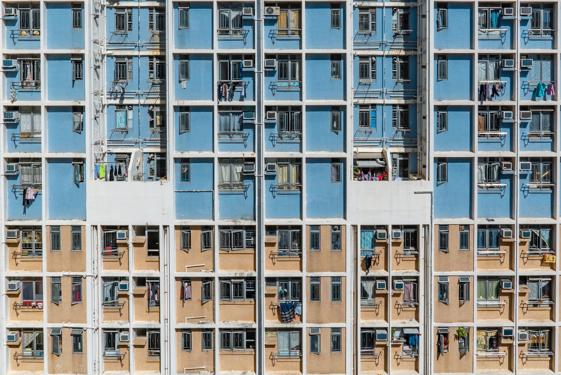 홍콩 아파트 불 인명 피해 현황|정부 공식 발표 기준 5 Detailed view of a colorful residential building facade in Hong Kong, showcasing urban architecture and city life.