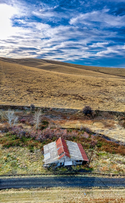 Foto profissional grátis de árido, campo, casa