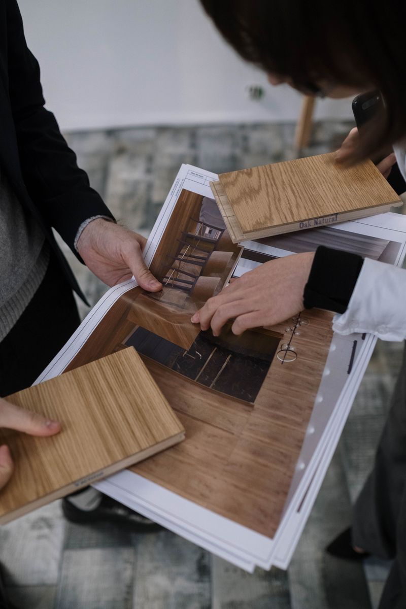 Professionnels développant une vision à partir de matériaux