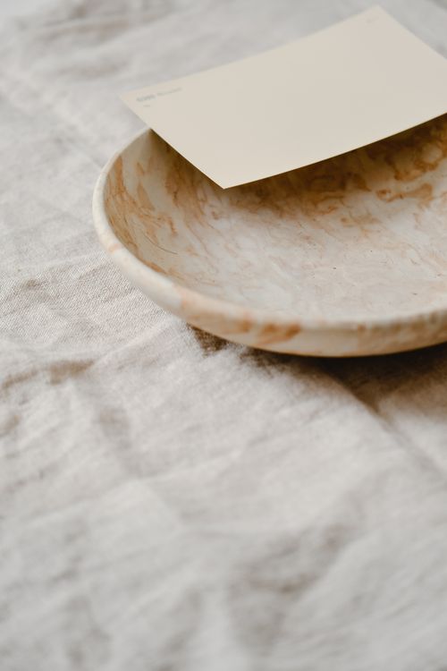 Free Elegant handmade ceramic plate on textured linen with a Japandi design. Stock Photo