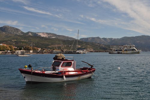 Foto d'estoc gratuïta de barca de pesca, cel blau, embarcacions d'aigua