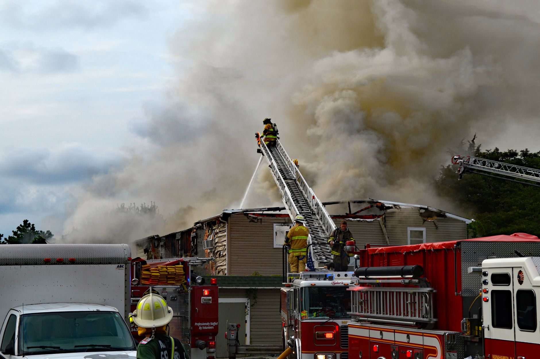 Incendiu la o locuință din Slănic Moldova – Pompierii din Onești acționează în prezent