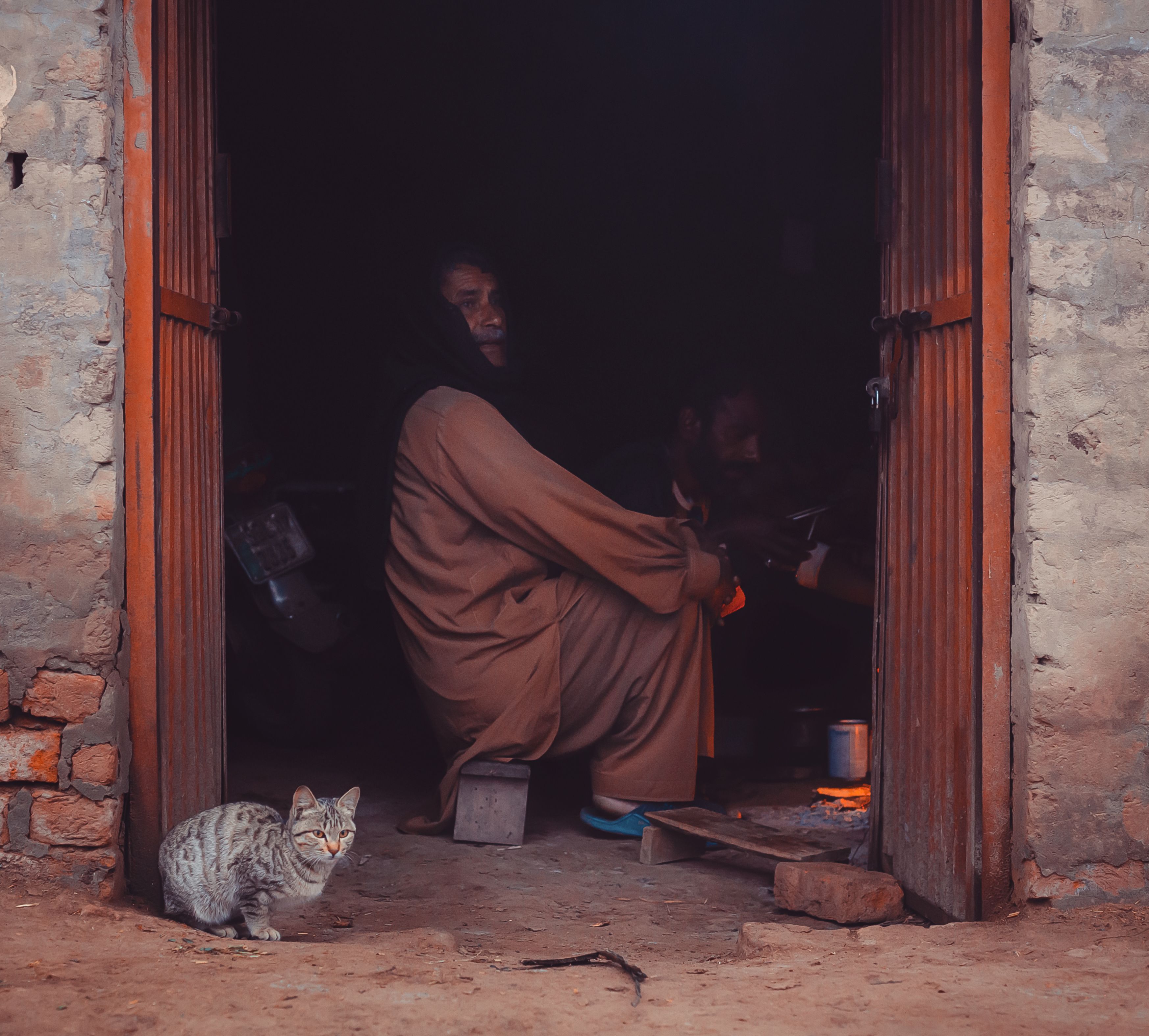 Cómo fotografiar momentos reales sin detener la caminata — elige un objetivo y herramientas de enfoque que te permitan moverte en silencio