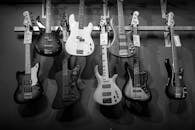 架子上悬挂着各种黑白展示的电贝斯吉他