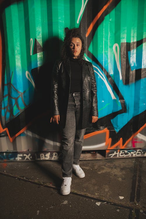 Základová fotografie zdarma na téma černá kožená bunda, graffiti, holka
