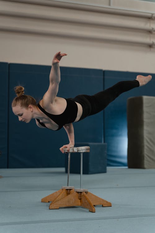 Gratis stockfoto met artistieke gymnastiek, atleet, balanceren