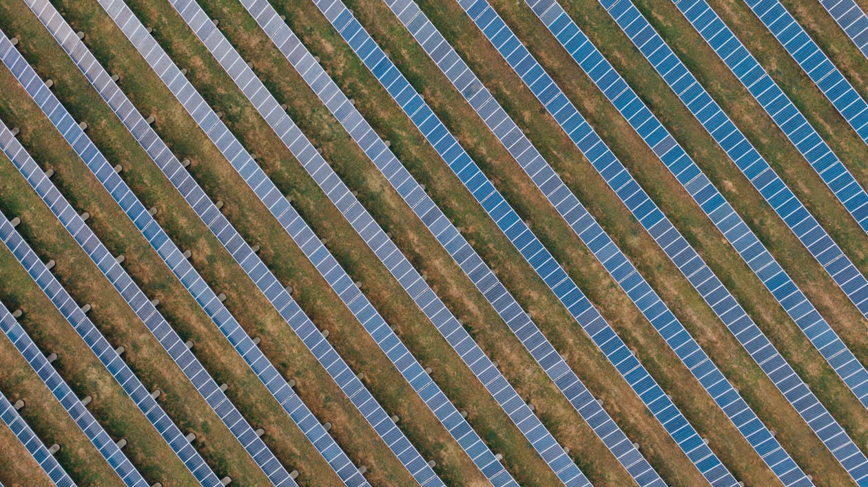 Free Textured background of solar panels in countryside field Stock Photo