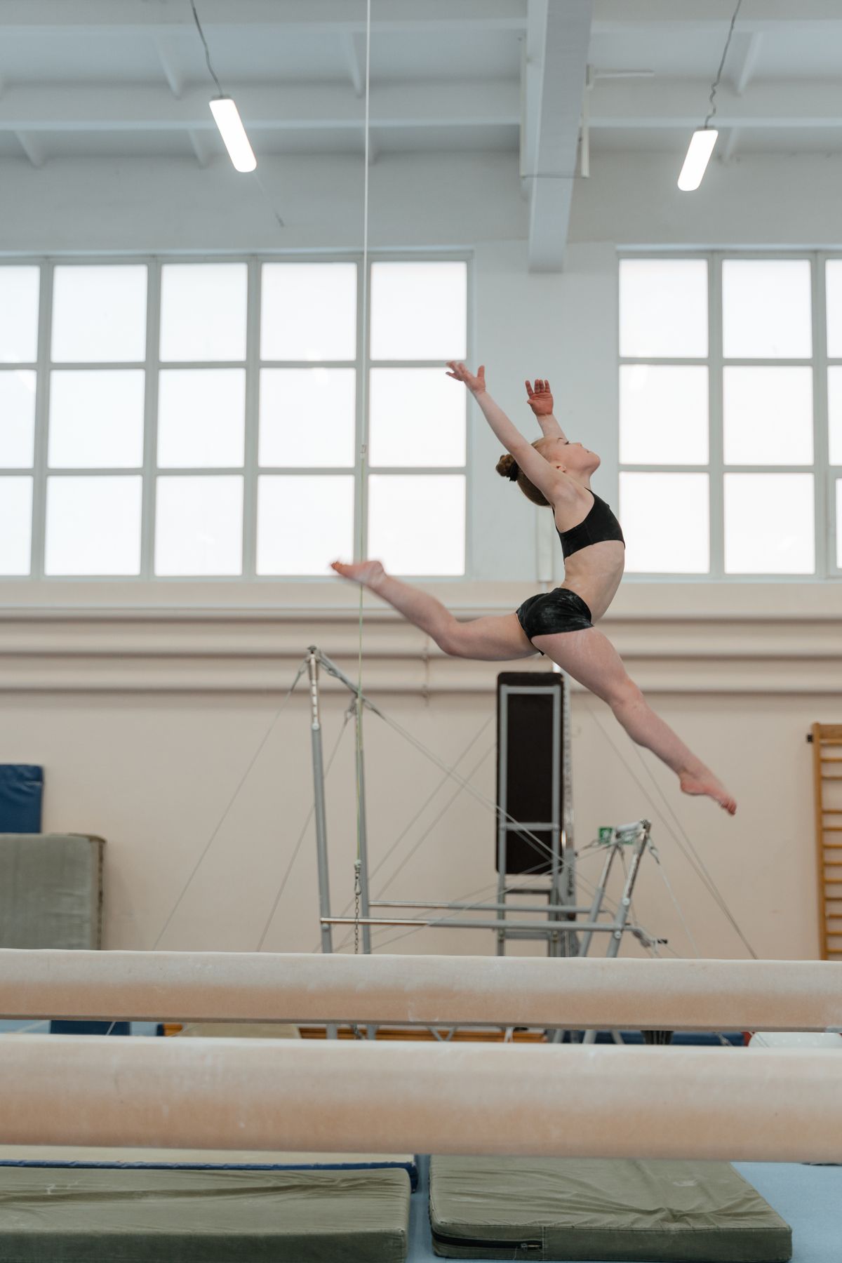 Gimnasta saltando durante una rutina de viga